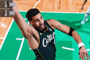 Tatum e Brown cambiano marcia nel secondo tempo, Bucks tramortiti