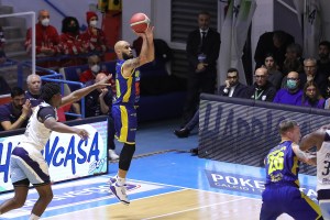 Scafati fa il colpo anche a Brindisi, Logan e Stone si concedono un sogno Final Eight