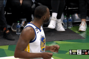 Draymond Green discute a lungo con un tifoso, poi lo fa allontanare
