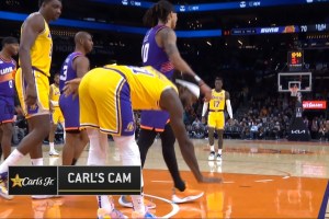 Patrick Beverley prende in giro Chris Paul “Too small”…ma i Lakers sono sotto di 26 punti