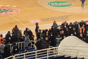 Fischi e oggetti in campo a OAKA dopo il pesante ko Panathinaikos