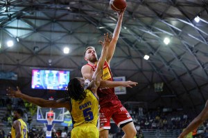 Charalampopoulos e parzialone finale: Pesaro passa anche Scafati