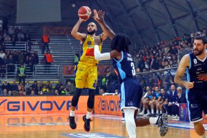 Scafati tocca il +40 e travolge Napoli nel derby campano
