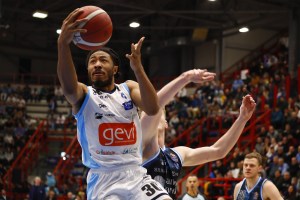 Napoli vola via da metà gara, la coppia Stewart-Williams ribalta Sassari