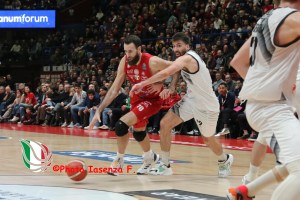 La Bertram fatica al Forum, Olimpia Milano primato per la classifica e per la Coppa Italia