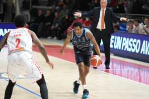 Sassari passeggia a Reggio Emilia: 74-99 al Pala Bigi