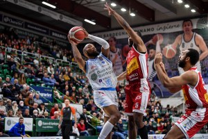 No game a Sassari: la Dinamo travolge Pesaro