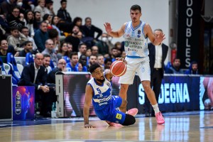 Della Valle e Taylor guidano Brescia al successo su Sassari