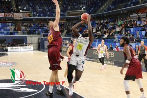 L’Urania Milano rischia nel finale ma Potts la guida al successo su Trapani 75-70