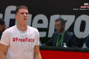 I giocatori della Stella Rossa fanno il riscaldamento con la maglia #FreeFacu