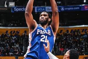 Westbrook sbaglia tutto nel finale, Phila vince ad LA
