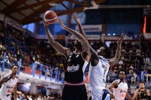 Clamorosa rimonta della Happy Casa Brindisi, Bowman condanna la Virtus Bologna