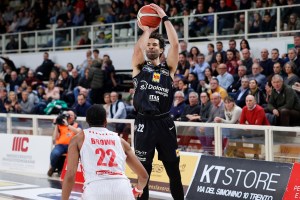 Parte Spagnolo, continua Crawford. Trento sorride, Varese litiga da 3