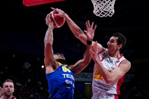 Pesaro la vince solo all’ultimo secondo
