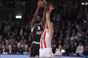 Il contatto Ojeleye-Papanikolaou fa infuriare Bologna: le immagini