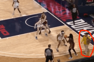 Succede nella notte NCAA. Un driver di Uber Eats entra in campo