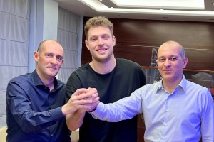 Olympiacos signs Sasha Vezenkov to contract extension