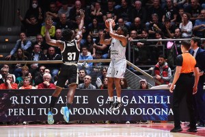 Valencia reportedly offers a multi-year contract to Chris Jones