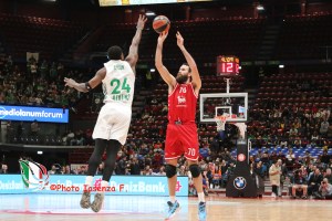 Olimpia Milano, Gigi Datome si infortuna nel primo quarto della sfida con il Panathinaikos