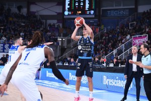 La Dinamo Sassari corsara al PalaLeonessa con Dowe e Kruslin protagonisti