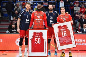 Olimpia Milano, l’abbraccio a Ben Bentil e Nemanja Nedovic
