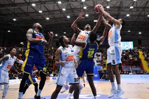 Stewart si alza in volo, Napoli si prende il derby campano con Scafati