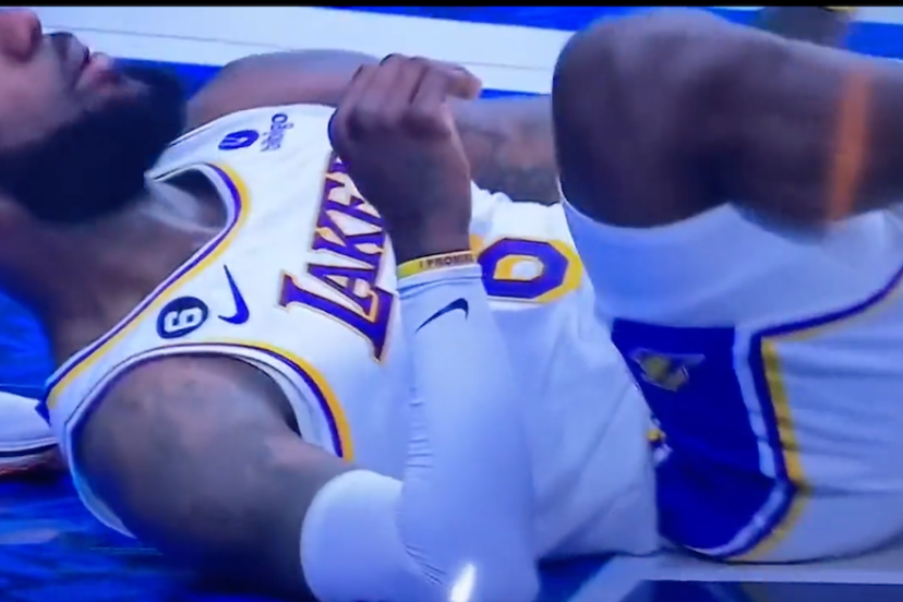 Lakers James piede