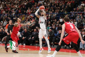 Bologna scappa, resiste alla rimonta e con autorità fa sua la sfida di Milano, Olimpia battuta 75-69