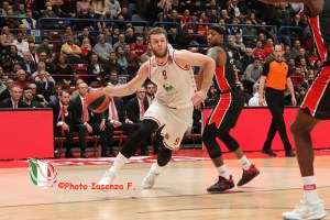 Spettacolo al Forum, l’Olimpia Milano supera l’Olympiacos