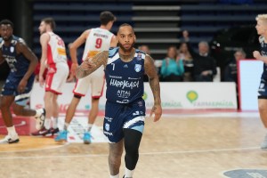 Pesaro in crisi nera. Brindisi: buona la quinta