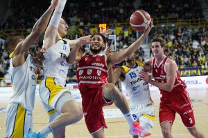 UNAHOTELS Reggio Emilia, problema muscolare per Jeremy Senglin
