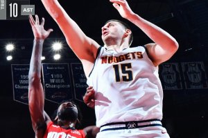 Tripla doppia numero 100 per Nikola Jokic. Denver passa a Houston