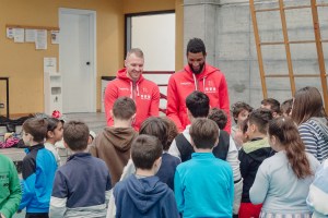Lee e Olisevicius con gli studenti a Castelnovo ne’ Monti per il progetto ‘Io Tifo Pulito’
