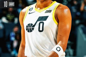 Utah corsara a Charlotte con super Horton-Tucker