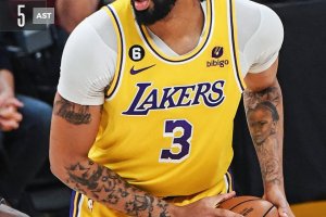 I Lakers battono i Suns, ma Phoenix contesta il numero dei liberi