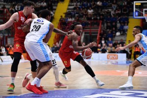 Varese scollina di nuovo oltre quota 100, Napoli cede nel secondo tempo