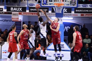Olimpia Milano dominante a Brindisi, distorsione per Shields
