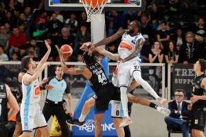 Napoli, colpo salvezza sul campo di Trento