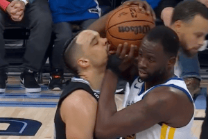 Draymond Green non risponde a Brooks: Prendo un tecnico quando voglio io