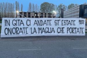 Lo striscione dei tifosi della Virtus Bologna dopo la brutta sconfitta a Tel Aviv