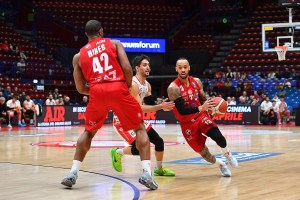 Pesaro regge un quarto poi Milano allunga e domina