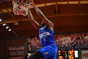 Kenny Gabriel è l’eroe dell’overtime, colpo Brescia in casa Tortona
