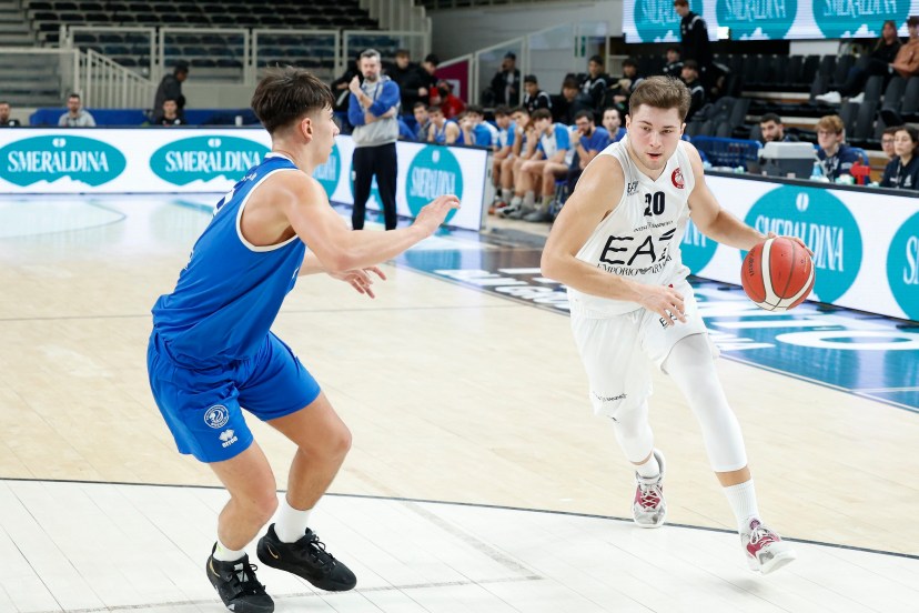 Nel ruolo di guardia tiratrice, Francesco è cresciuto tra le fila biancorosse dell'Olimpia Milano. Da questa stagione è in prestito al Basket Gallarate