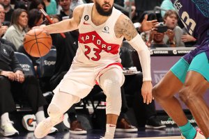 VanVleet da record, Raptors corsari a Charlotte