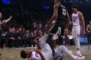 Il calcio di Embiid a Claxton. Il giocatore: Non ricordo. Vaughn: Intenzionale