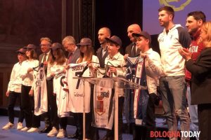 La Fortitudo Bologna alla festa della Polizia con le maglie del vecchio sponsor