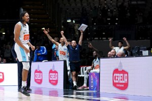 Napoli fa il colpo grosso alla Segafredo Arena. Virtus Bologna anche a -24