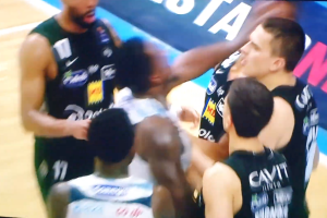 Nick Perkins, il video della manata in faccia a Lockett
