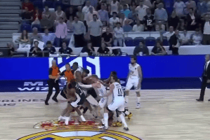 Llull hits Punter, after the start of the Madrid brawl