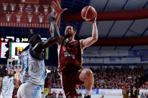 Venezia supera Sassari e si prende di forza gara-1